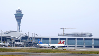 4K广州白云国际机场飞机在跑道滑行视频