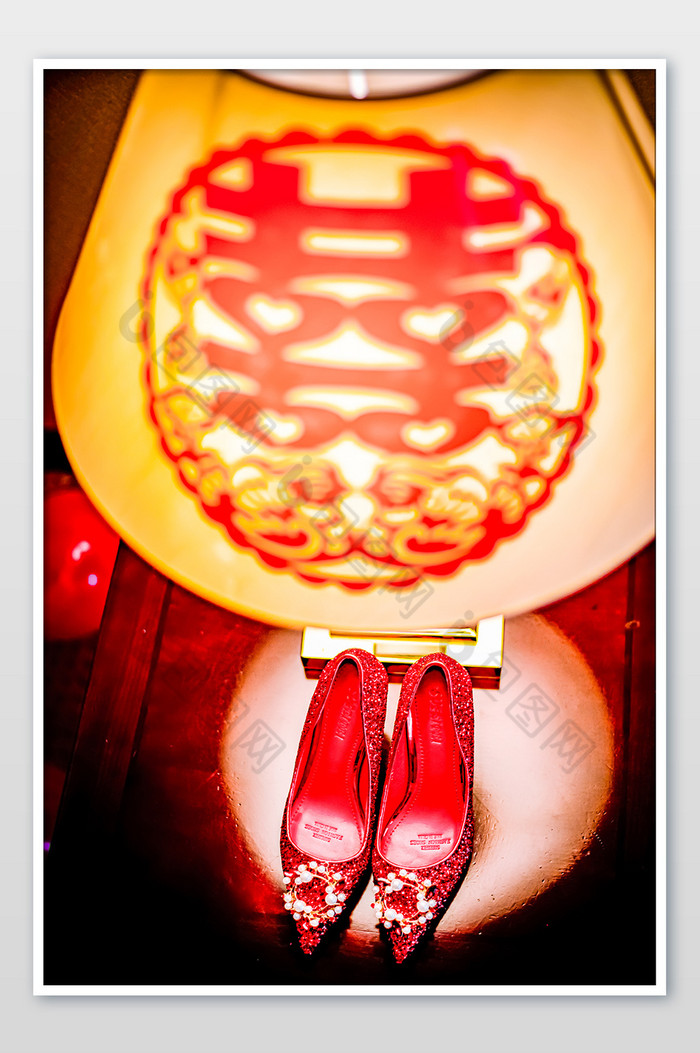 红色婚鞋在喜字灯笼下图片图片