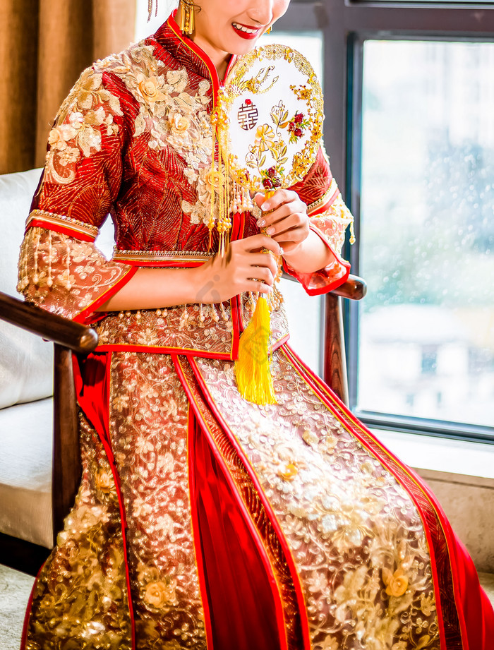 穿着中式婚服的新娘坐着微笑图片