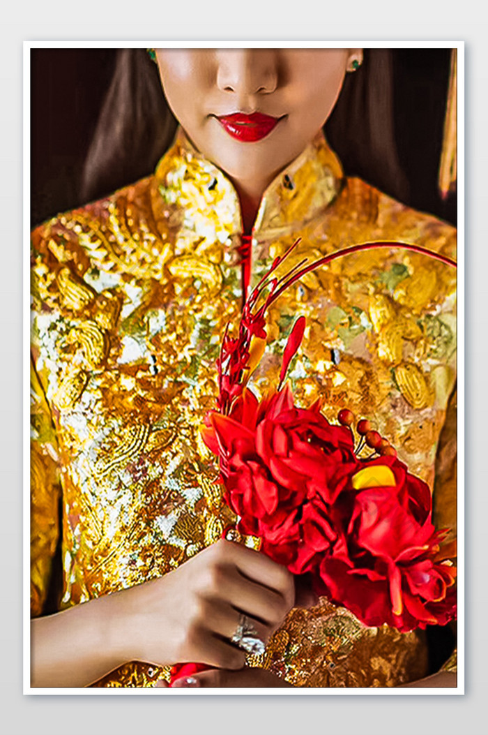 穿着中式婚服的新娘手拿鲜花