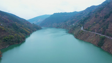 4K航拍唯美悠远河流群山两岸河水江水秋天