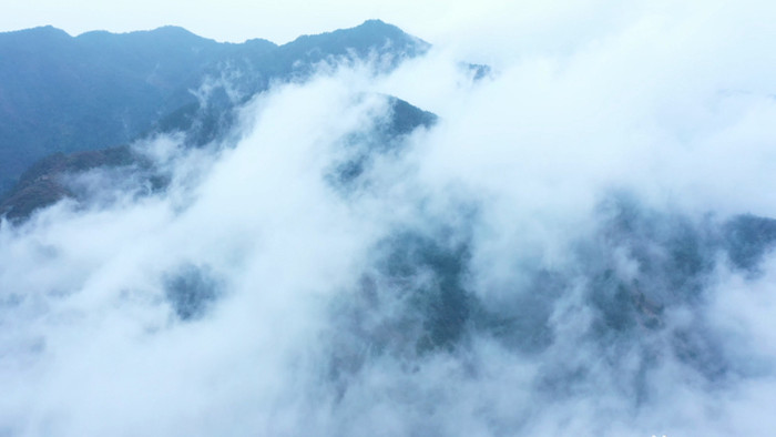 4K航拍宏伟大气云雾缭绕原始森林气候变化