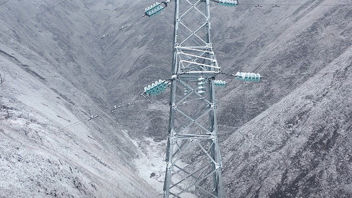 4K实拍冰雪天艰难的电力铁塔