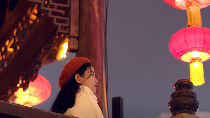 4K实拍中国年味红灯笼下的美女视频素材