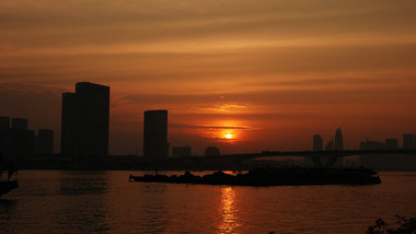 唯美城市江边大桥夕阳日落延时摄影