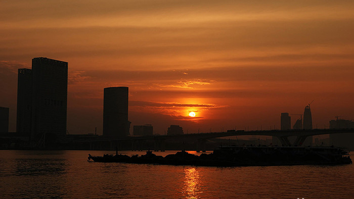 唯美城市江边大桥夕阳日落延时摄影