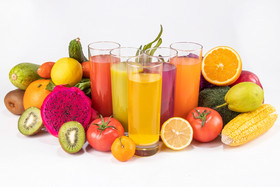 营养果蔬汁饮品摄影图