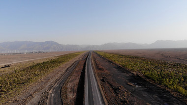 大气新疆荒漠公路车辆旅行自驾骑行航拍素材