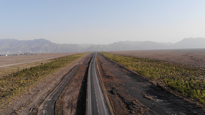 大气新疆荒漠公路车辆旅行自驾骑行航拍素材