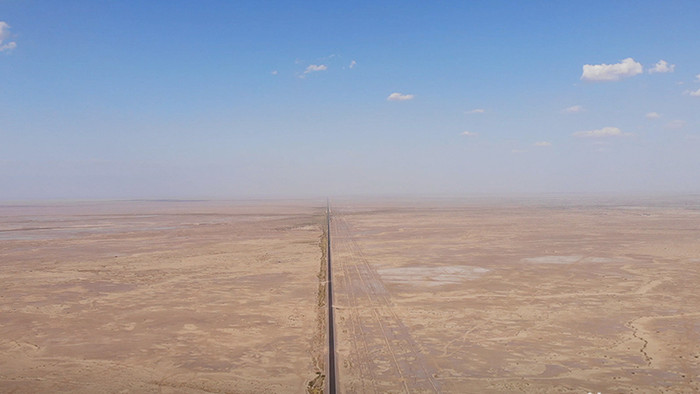 大气新疆风光田野荒漠公路自驾旅行航拍素材
