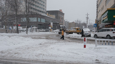 暴雪天气城市交通不畅重型车辆清楚路面积雪