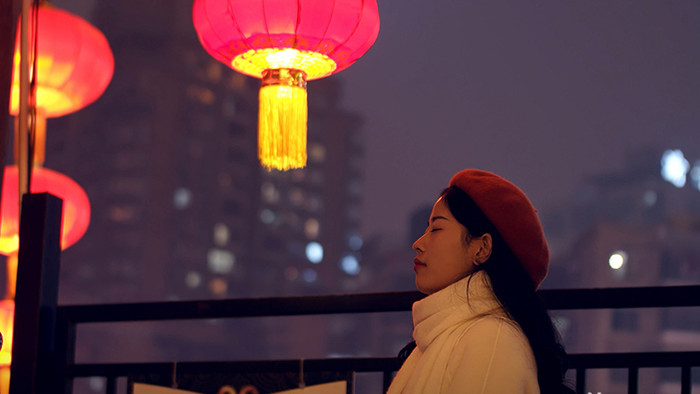 4K实拍中国年味红灯笼下的美女慢慢睁开眼