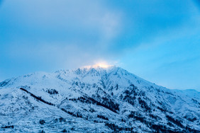 新疆喀纳斯雪山日照金山