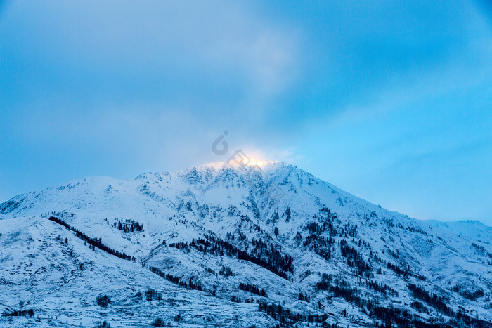 新疆喀纳斯雪山日照金山图片