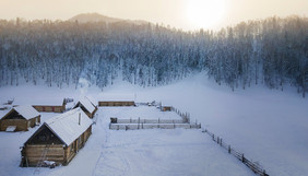 日落东北喀纳斯雪乡小木屋