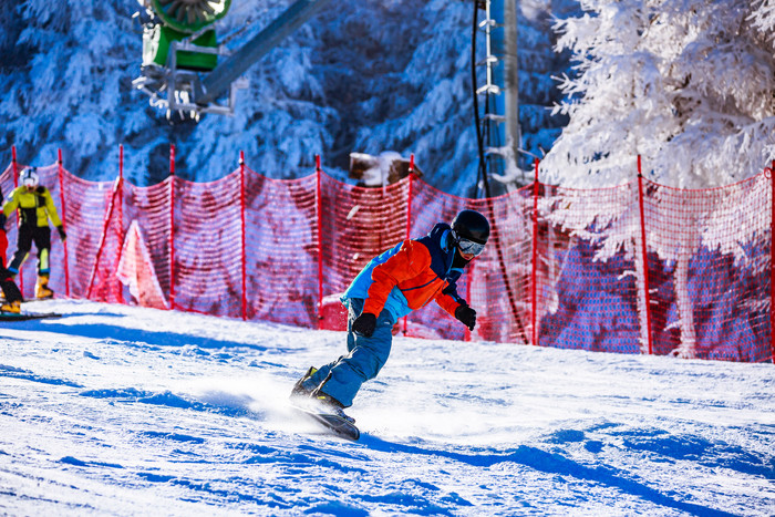 万龙滑雪场滑雪的人图片