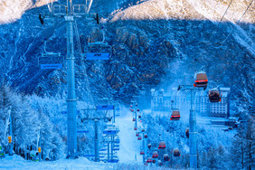 冬季在山林间穿过的滑雪缆车