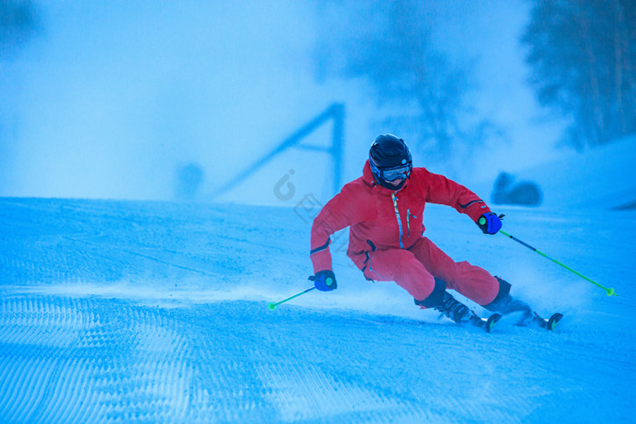 冬季极限运动滑雪速降的人图片