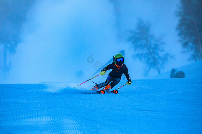冬季在滑雪坡滑雪的人图片