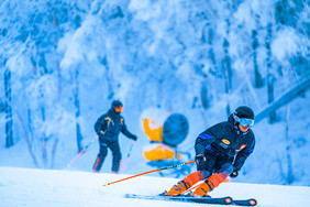 冬季滑雪坡速降滑雪的人