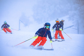 冬季穿着滑雪服的滑雪的人