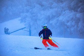 冬季滑雪速降的滑雪员