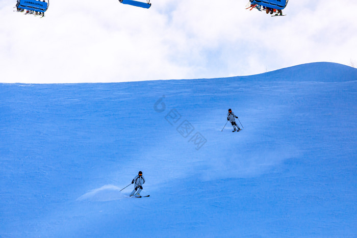 在滑雪坡阴影里滑雪的人图片
