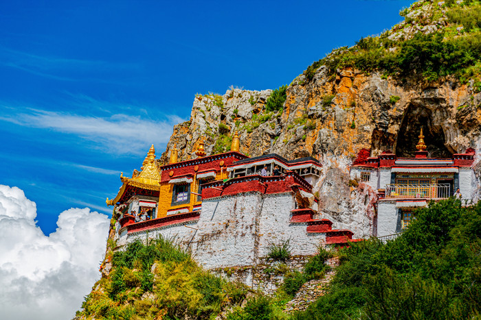 西藏悬崖的寺庙扎叶巴寺图片