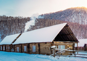 新疆禾木村冬季雪景炊烟木屋