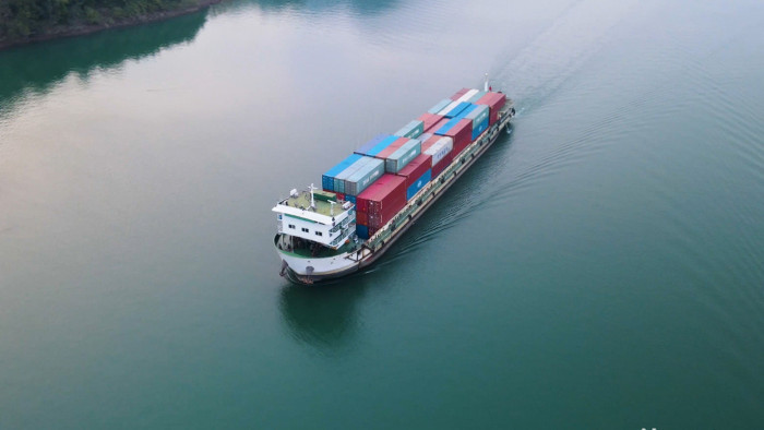 4K航拍长江中轮船满载集装箱向前行驶