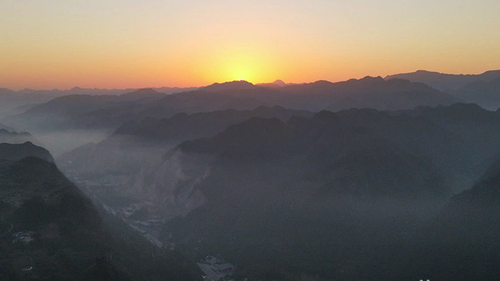 航拍清晨大山日出