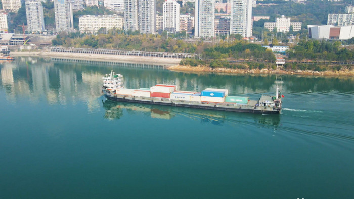 4K航拍城市长江货轮满载集装箱向前行驶
