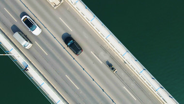 4K航拍城市长江大桥上车流往来行驶