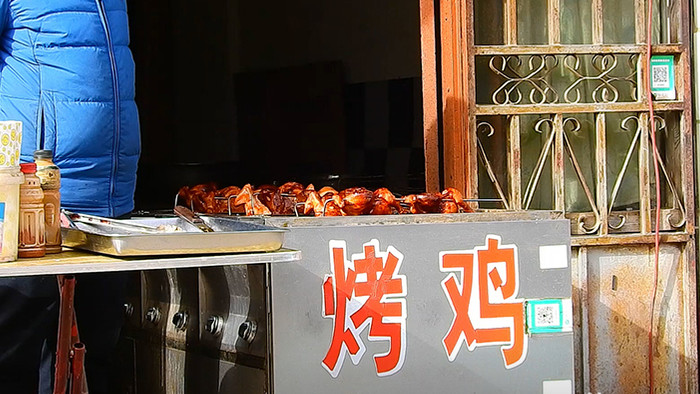 中国传统街头特色美食碳火烤鸡