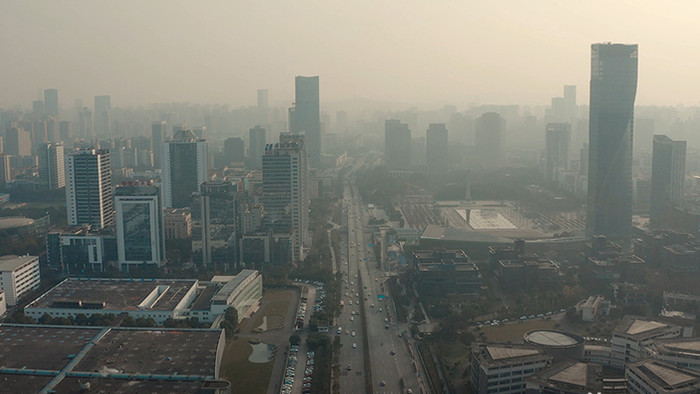 4K航拍冬季雾霾天空下的城市环保类素材