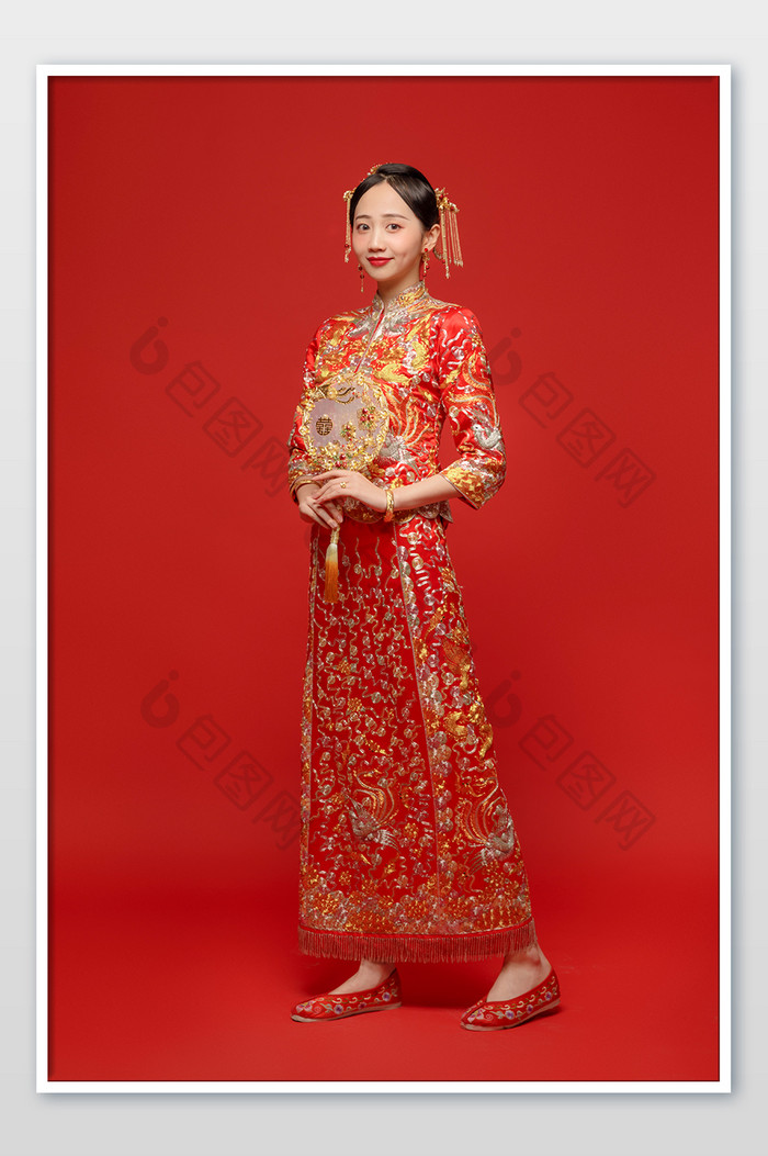 穿着中式传统婚服的新娘