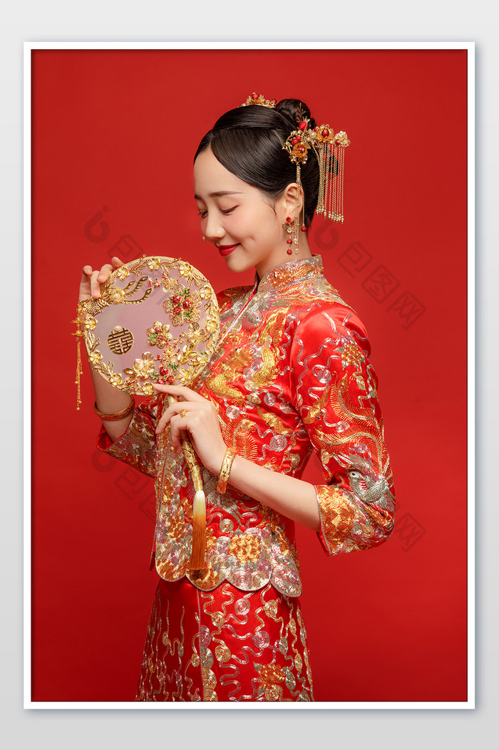 穿着中式传统婚服的新娘娇羞的笑