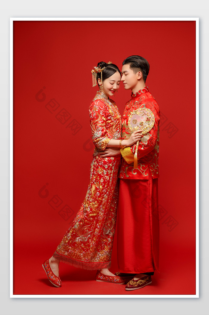 穿着中式传统婚服的新人拥抱