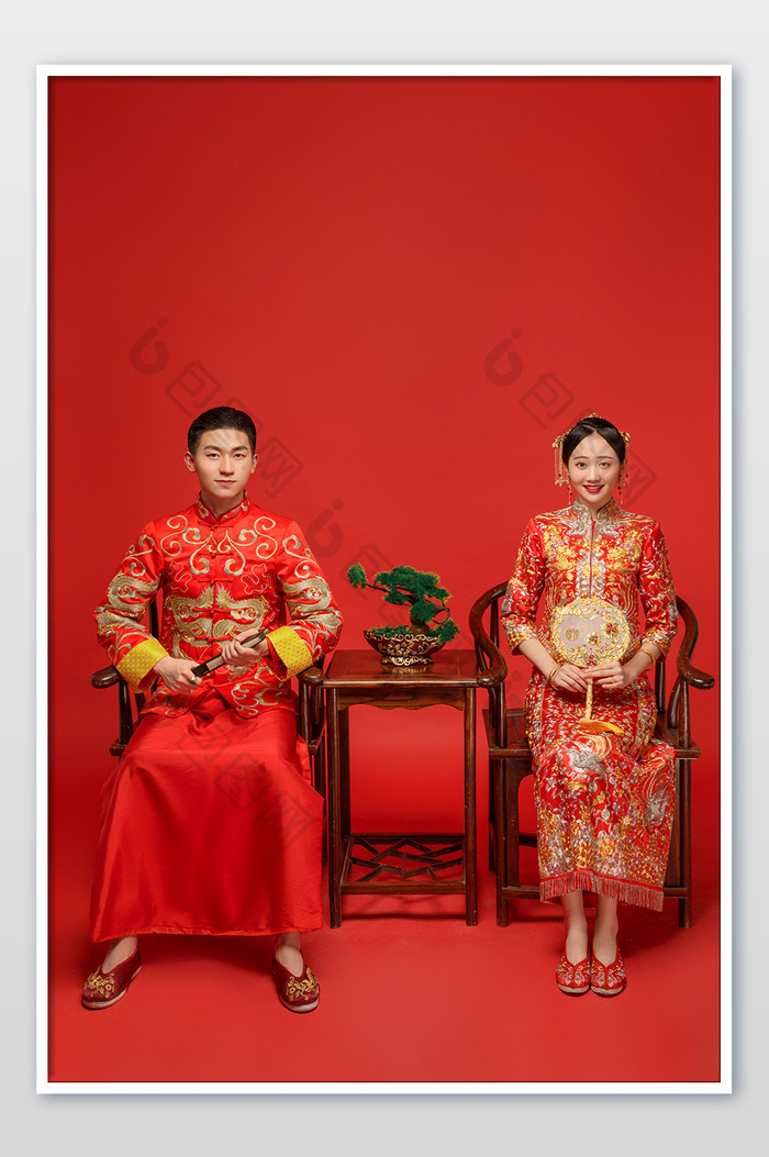 穿着中式传统婚服的新人端正的坐着