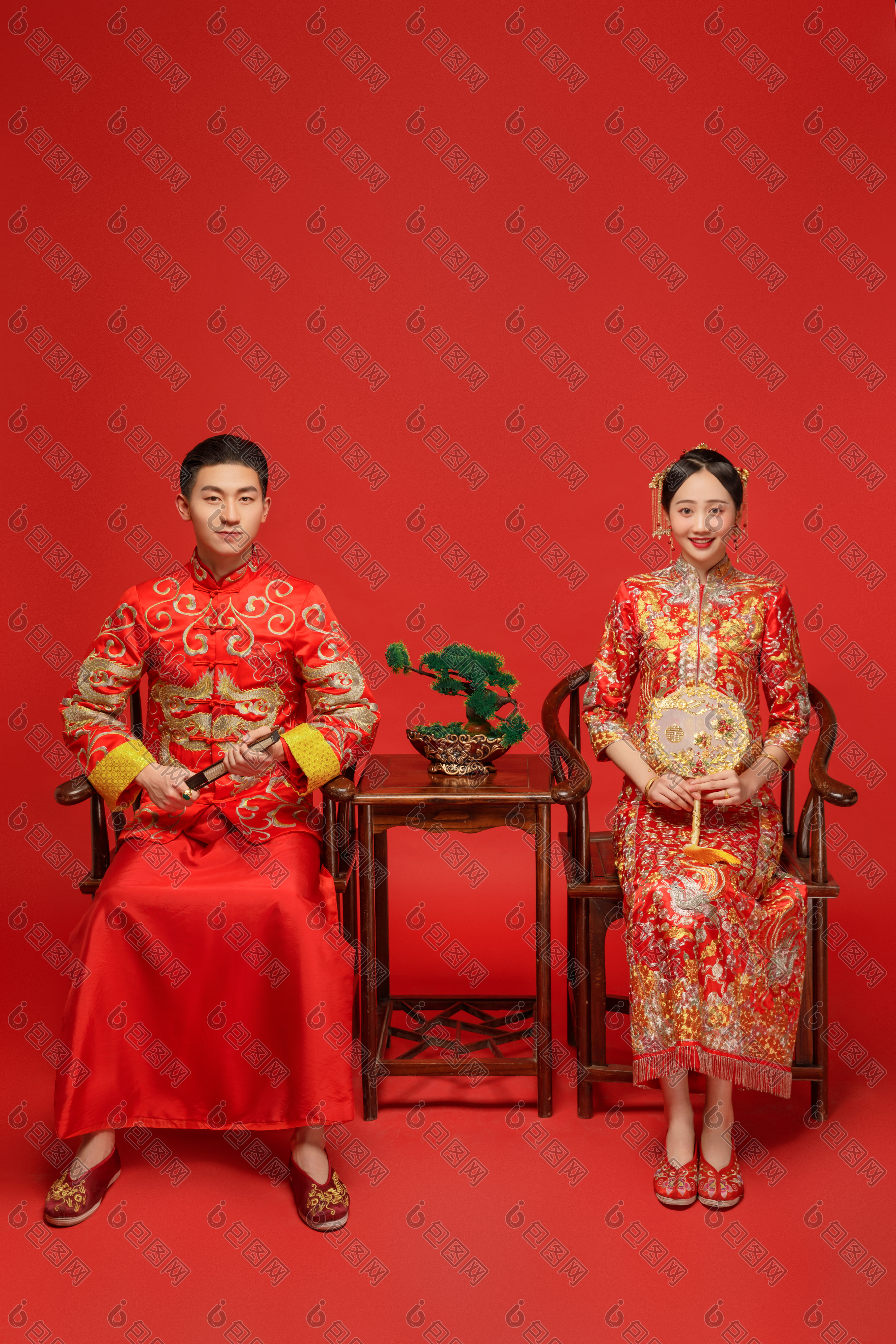 包圖網提供精美好看的穿著中式傳統婚服的新人端正的