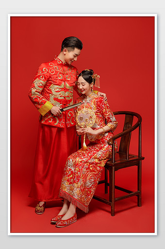 新郎拿着扇子挑逗新娘