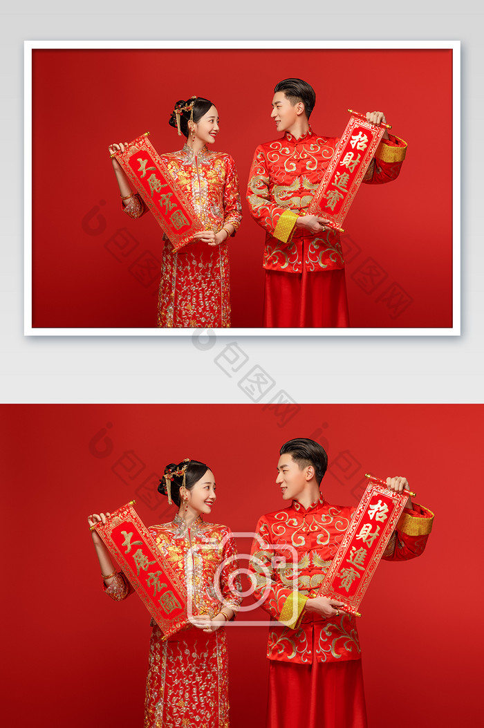 穿着中式传统婚服的新人举着对联