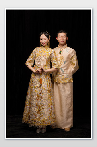 穿着中式传统礼服的新人图片
