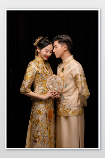 穿着中式传统礼服的新人合影图片