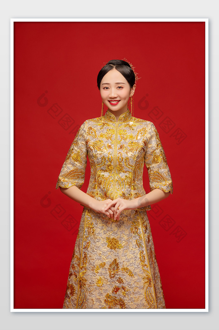 穿着金色传统礼服的新娘