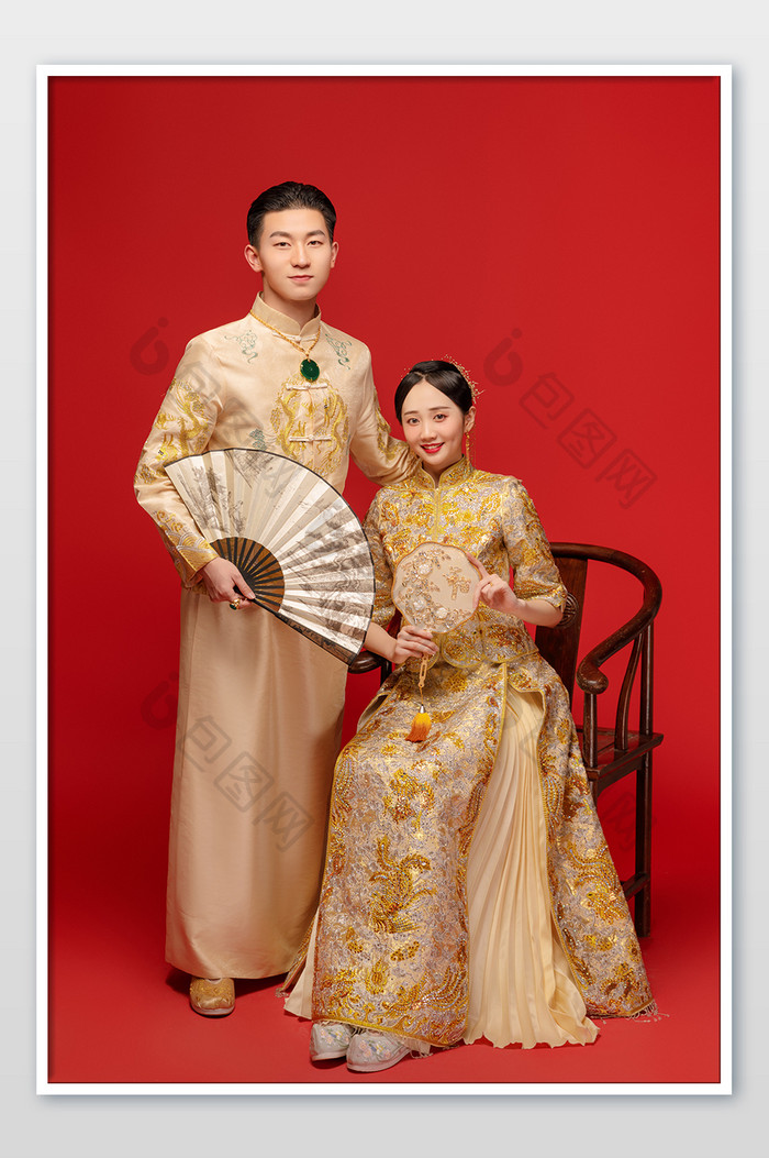 穿着金色传统婚服的新人合影