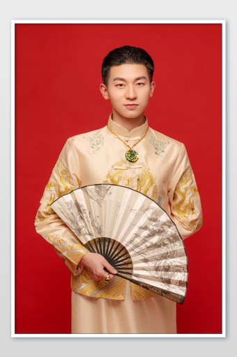 穿着金色传统服装的帅气新郎