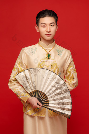 穿着金色服装的帅气新郎