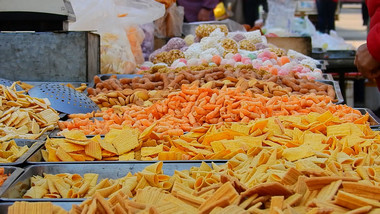 中国传统街头特色集市摊位上的美味零食