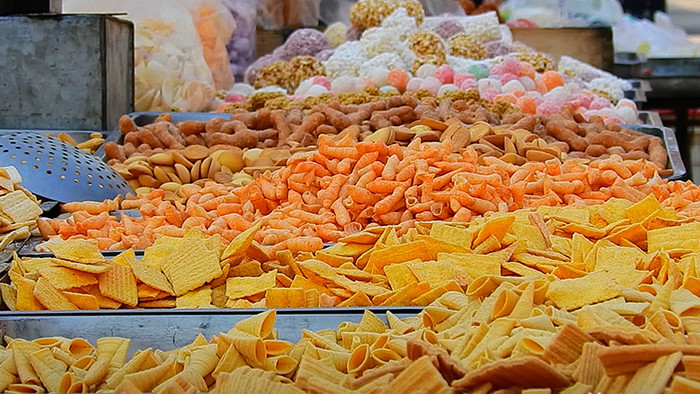 中国传统街头特色集市摊位上的美味零食